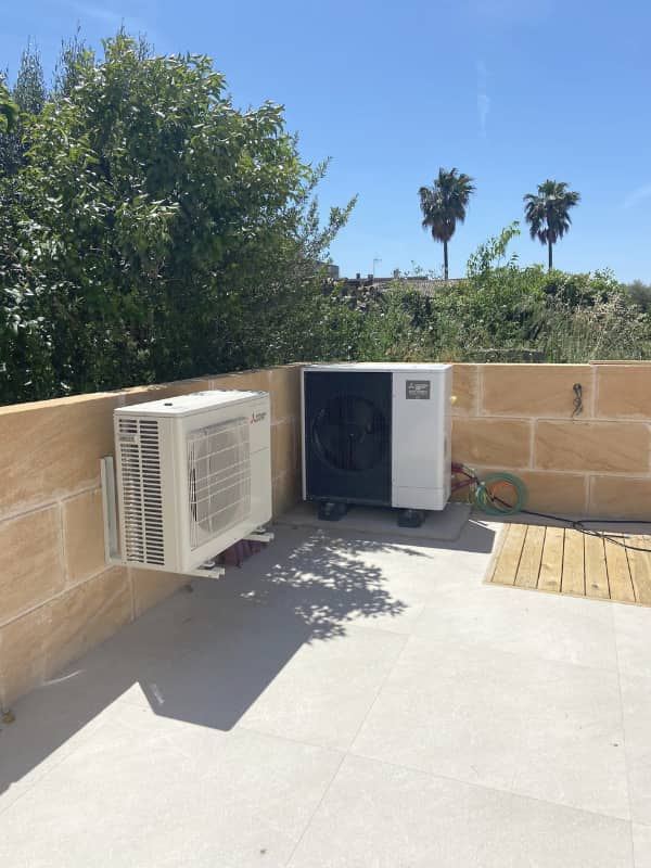 Split-Klimaanlage von Grees HKP auf einer Terrasse